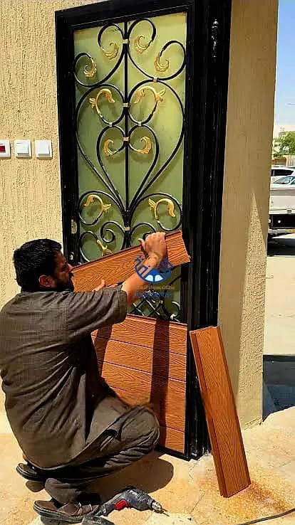 باب حديد ملبس بديل خشب 