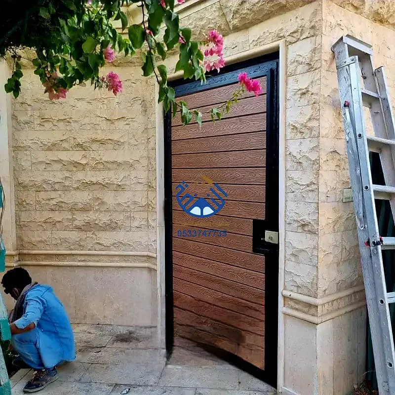 تلبيس ابواب خارجية بديل الخشب البلاستيكي