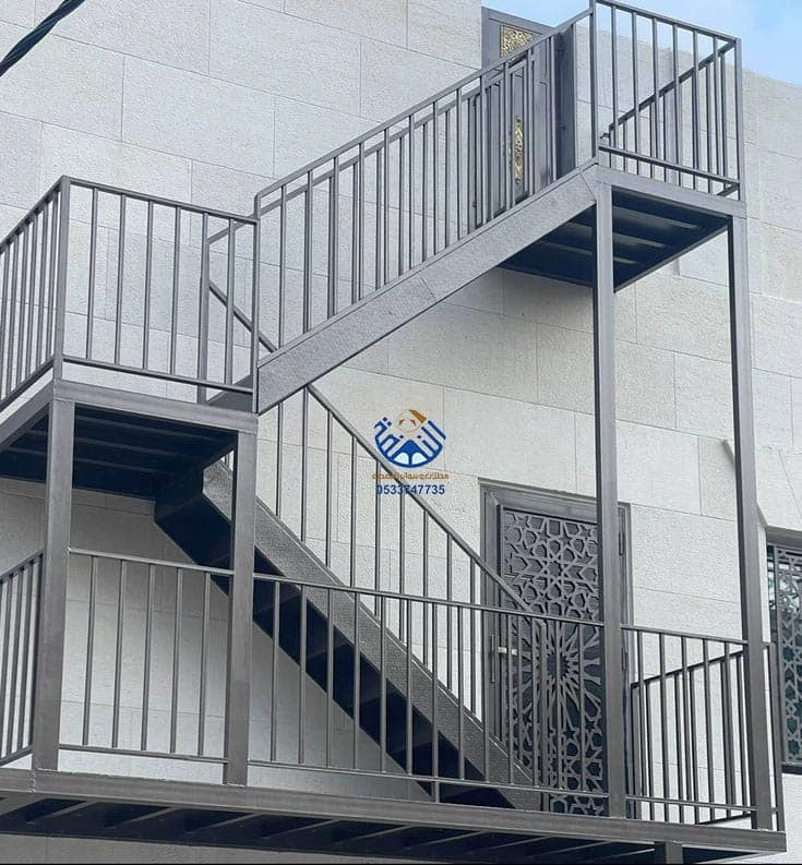 سلالم طوارئ حديد